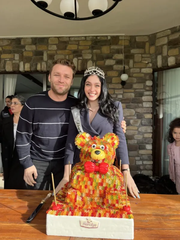 Cemre Baysel'e Sette Kraliçe Taçlı Erken Doğum Günü Kutlaması